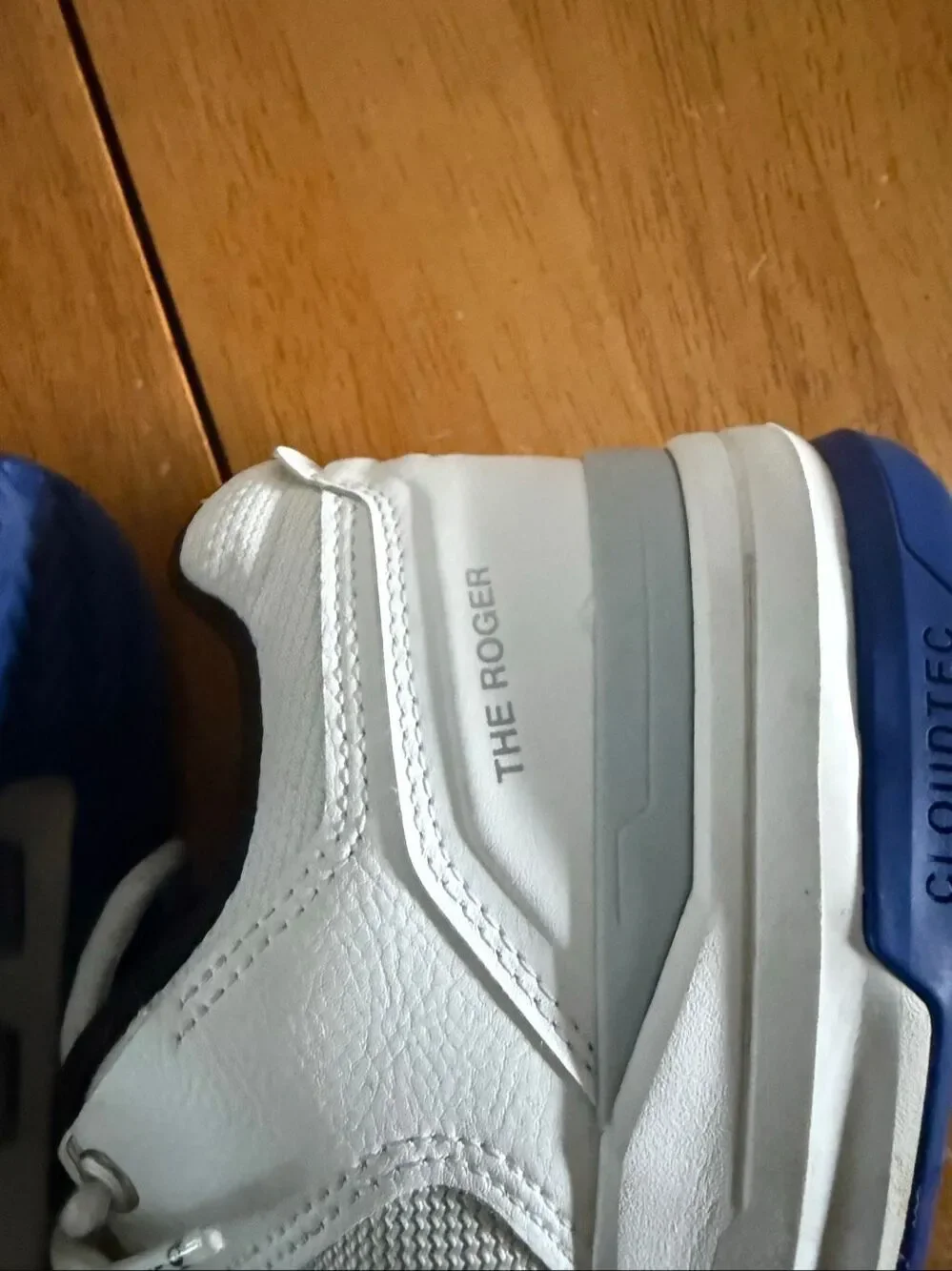 On Cloud On The Roger Advantage Tennis Shoes White Blue Women’s Size 7